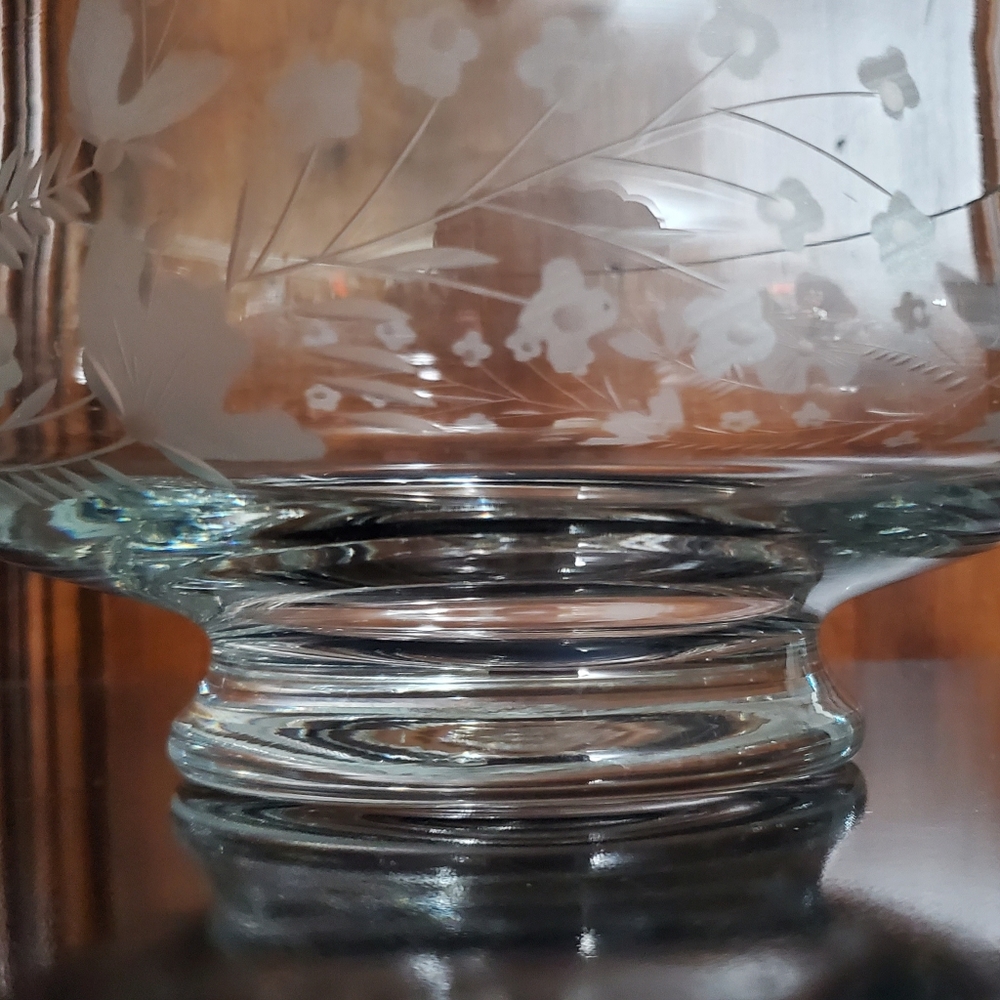 🇷🇴 8 1/2" Etched Floral Bowl with Thick Pedestal Base - Picture 6 of 16